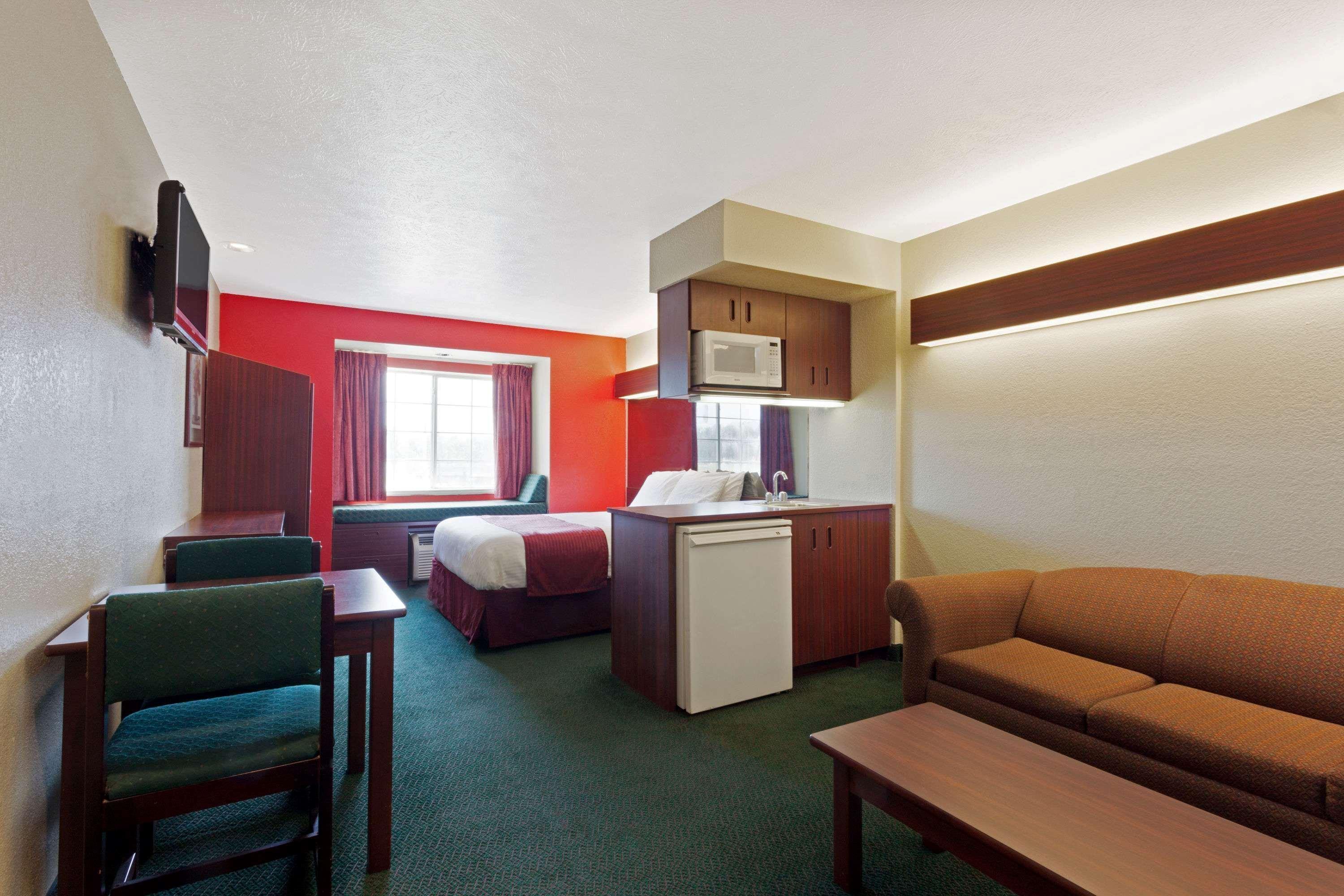 Microtel Inn & Suites By Wyndham Брендон Екстер'єр фото